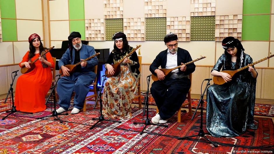 بعد قرن من الحظر.. شبان يسابقون الزمن لإنقاذ كنوز التراث الكردي