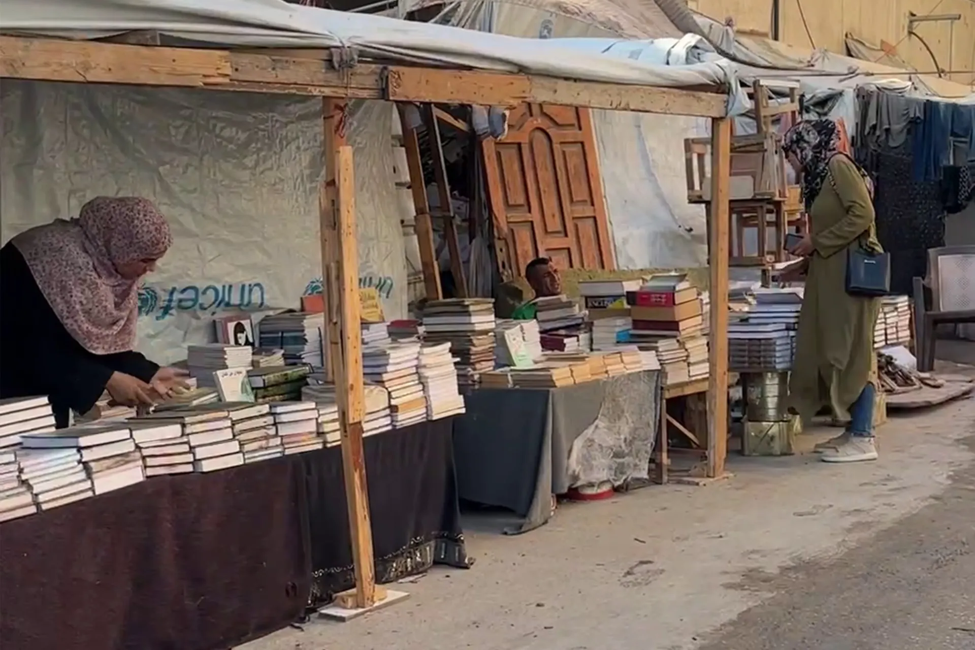 جمعت الكتب من تحت الركام.. نيفين الغرابلي تؤسس مكتبة الخيمة لإنقاذ عقول غزة