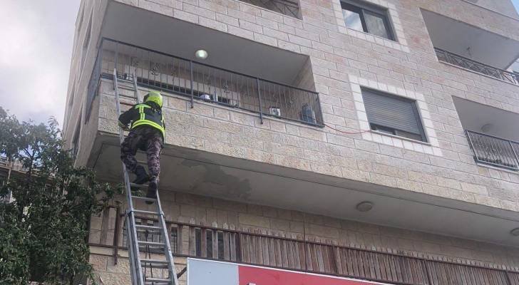 الدفاع المدني الفلسطيني ينقذ طفلين حصرا داخل شقة سكنية ببلدة الخضر في بيت لحم