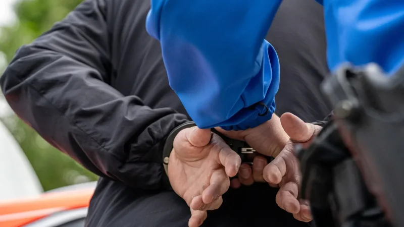 القبض على شاب انتحل صفة أمني بقميص شرطة ويتنقل ببطاقة مهنية مدلسة