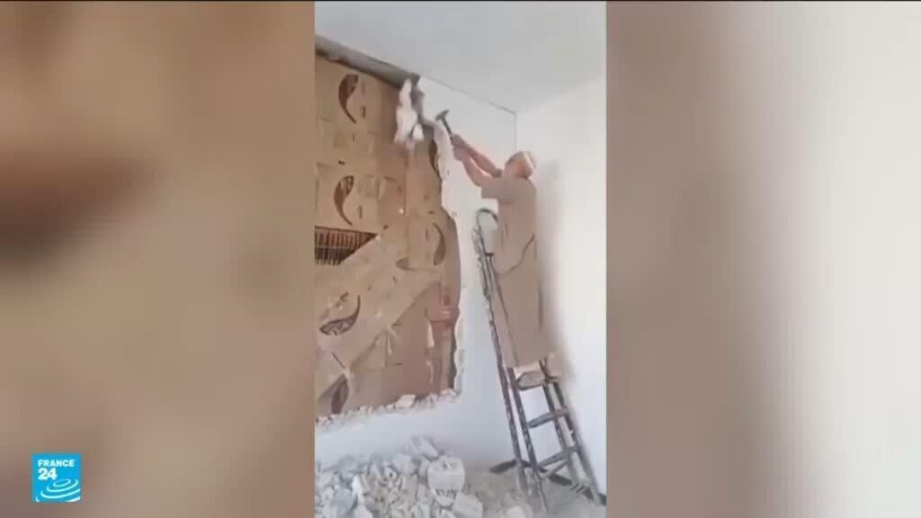 بعد أكثر من عقد من النزوح.. سوري يعود إلى حمص ليكشف مكتبة سرية أخفاها خلف جدار هرباً من القمع