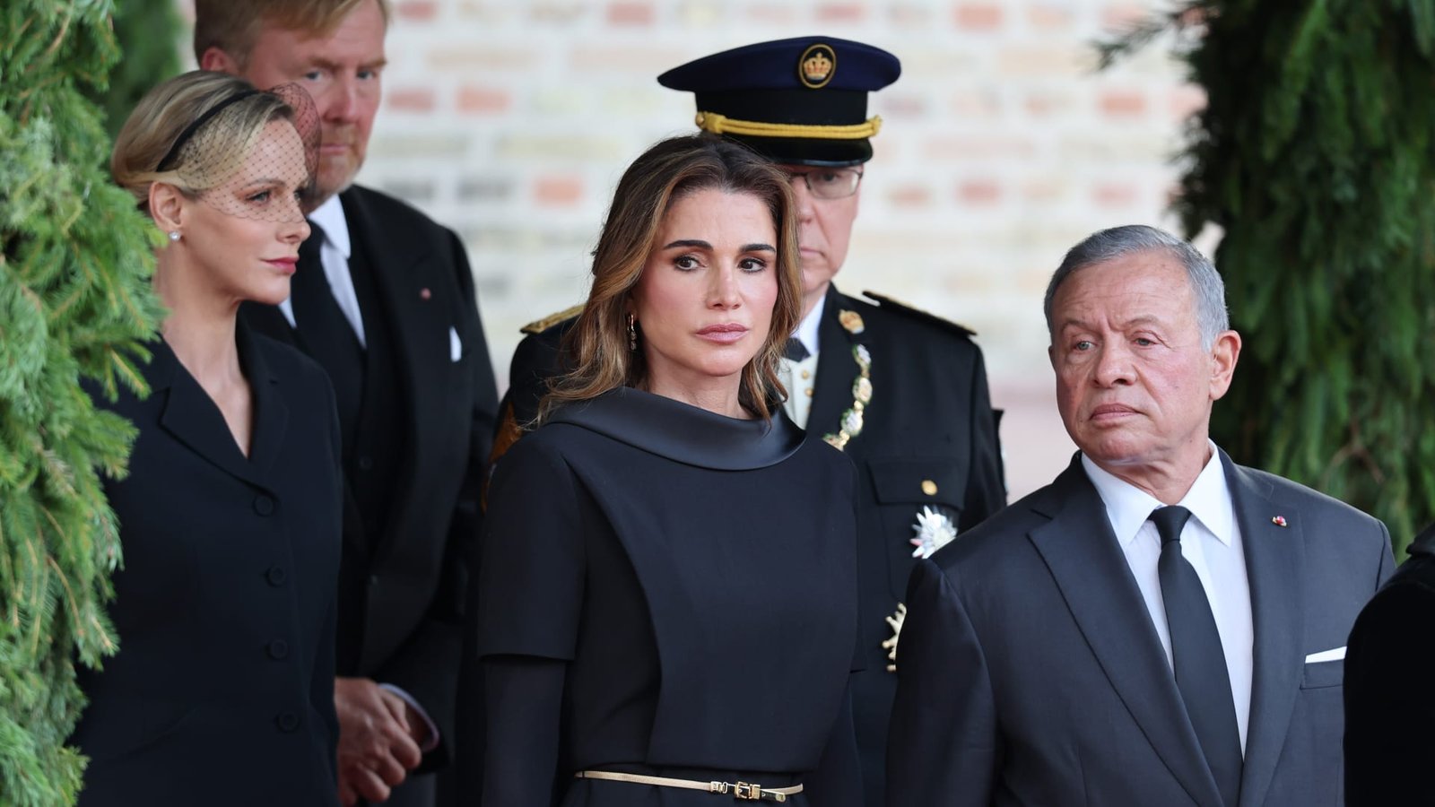 إطلالات عنوانها الوقار.. ماذا ارتدت الملكات والأميرات في وداع ملك النرويج هارالد الخامس؟