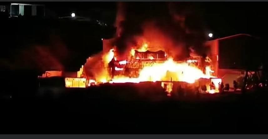 تيزي وزو.. حريق مهول بمصنع لمواد التغليف بذراع بن خدة
