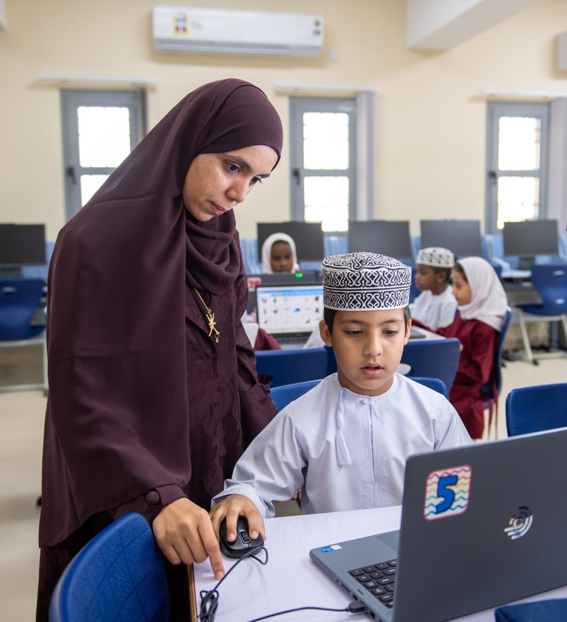 "التعليم": "إطار التهيئة الصباحية" لا يلغي الطابور المدرسي والنشيد الوطني