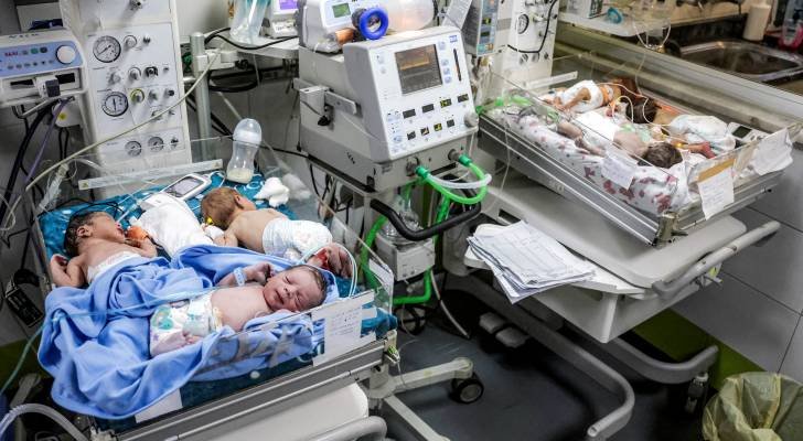 مجمع ناصر الطبي في خان يونس يسجل اكتظاظا خطيرا بأعداد الأطفال الخدج داخل الحاضنات