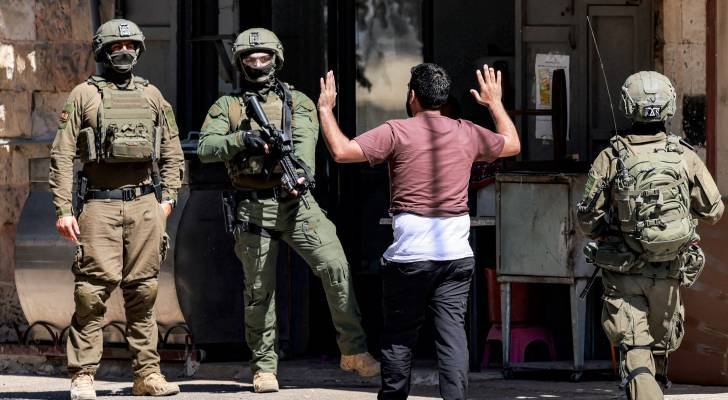 مصادر فلسطينية: الاحتلال يشن حملة مداهمات واقتحامات واسعة بالضفة والقدس