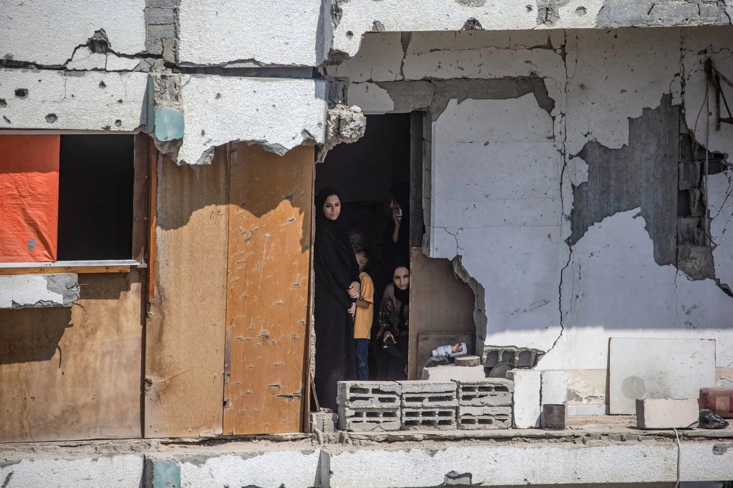 شهيدان وإصابات بتجدد خروقات الاحتلال لوقف النار في غزة