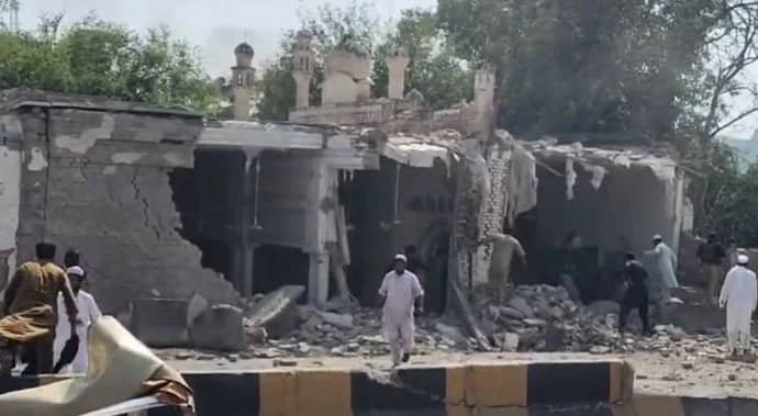 مقتل 16 شخصاً بينهم 5 من الشرطة بانفجار استهدف مسجد قيادة الشرطة في كوهات بباكستان