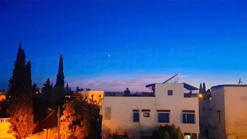 طقس عامة صاف الليلة إلى قليل السحب