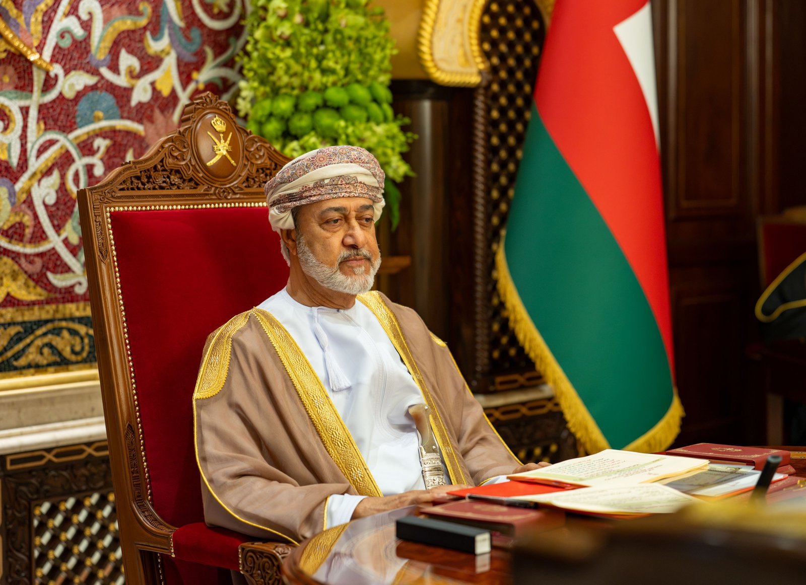 بالفيديو والصور.. جلالة السلطان يترأس اجتماع مجلس الوزراء بقصر الحصن العامر في صلالة