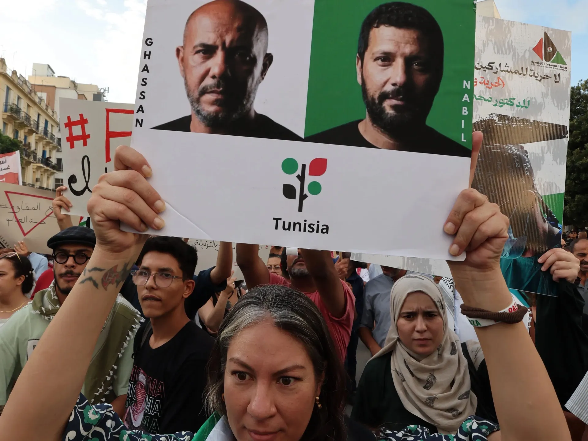 إضراب جوع وأطفال ينتظرون.. لماذا يلاحق موقوفو أسطول الصمود بتونس؟