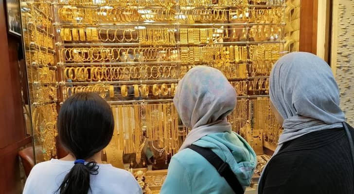 انخفاض أسعار الذهب والليرات الرشادي والإنجليزي في الأردن الإثنين