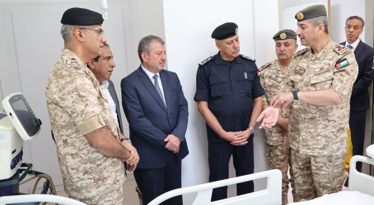 رئيس هيئة الأركان المشتركة ومديرو الأجهزة الأمنية يزورون مصابي خدمة العلم ويقدمون واجب العزاء لذوي المتوفين