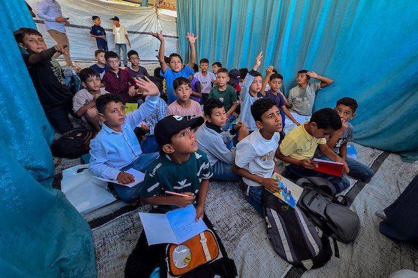 غزة تعود إلى التعليم من دون مدارس.. اكتظاظ ومقاعد مفقودة وقلق من ضياع جيل كامل