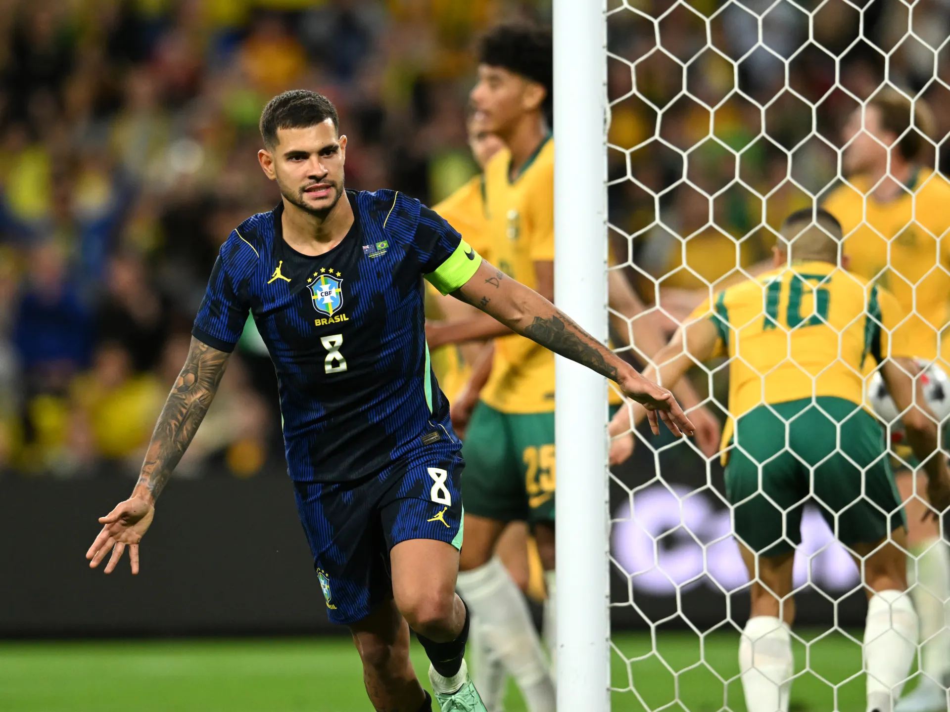 البرازيل تقلب تأخرها إلى فوز مثير برباعية على أستراليا
