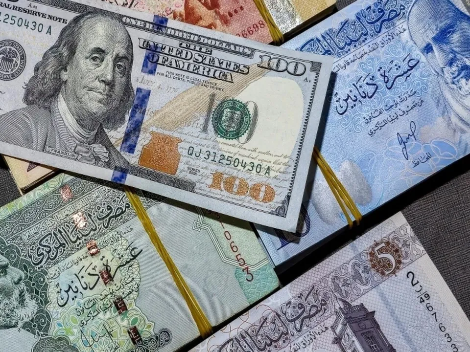 الدولار يقترب من حاجز 10 دنانير في السوق الموازية