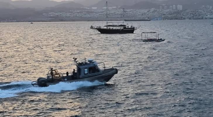 القوة البحرية والزوارق الملكية تنقذ مواطناً في خليج العقبة