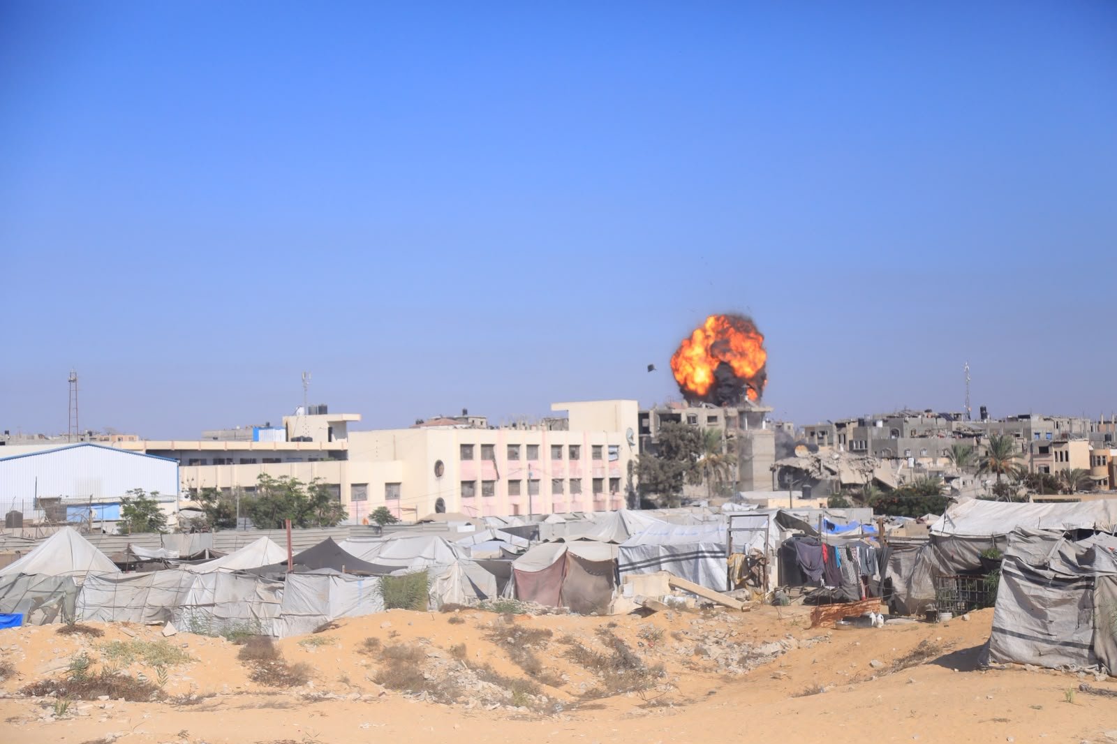 نيران الاحتلال تستهدف خيام النازحين في قطاع غزة