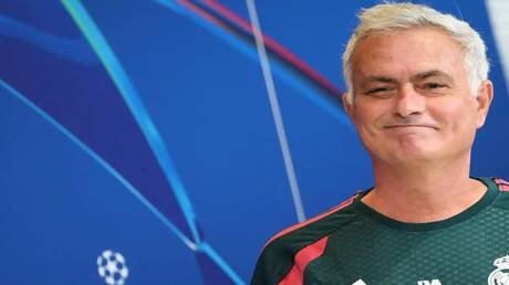 ذكرى مؤلمة لبرشلونة.. مورينيو يتلقى أغرب هدية (فيديو)