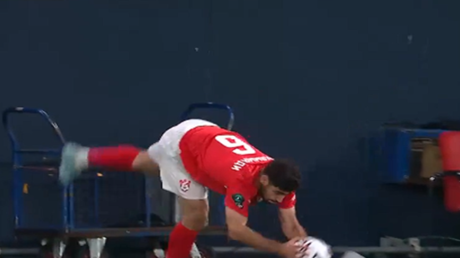 بـ"حركة بهلوانية".. لاعب إيراني يصنع هدفا مذهلا في الدوري الروسي