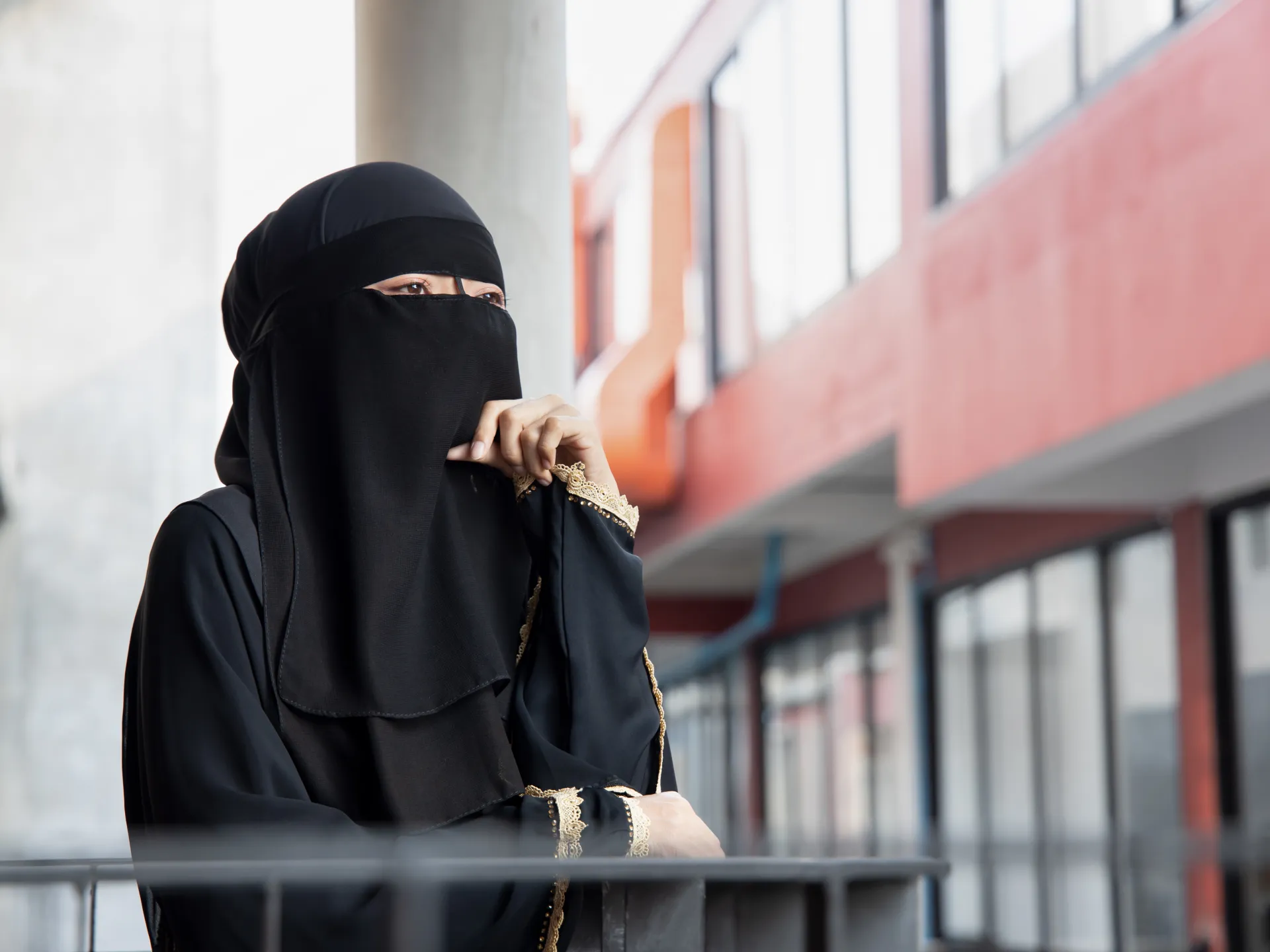مدينة إسبانية تحظر البرقع والنقاب في الأماكن العامة
