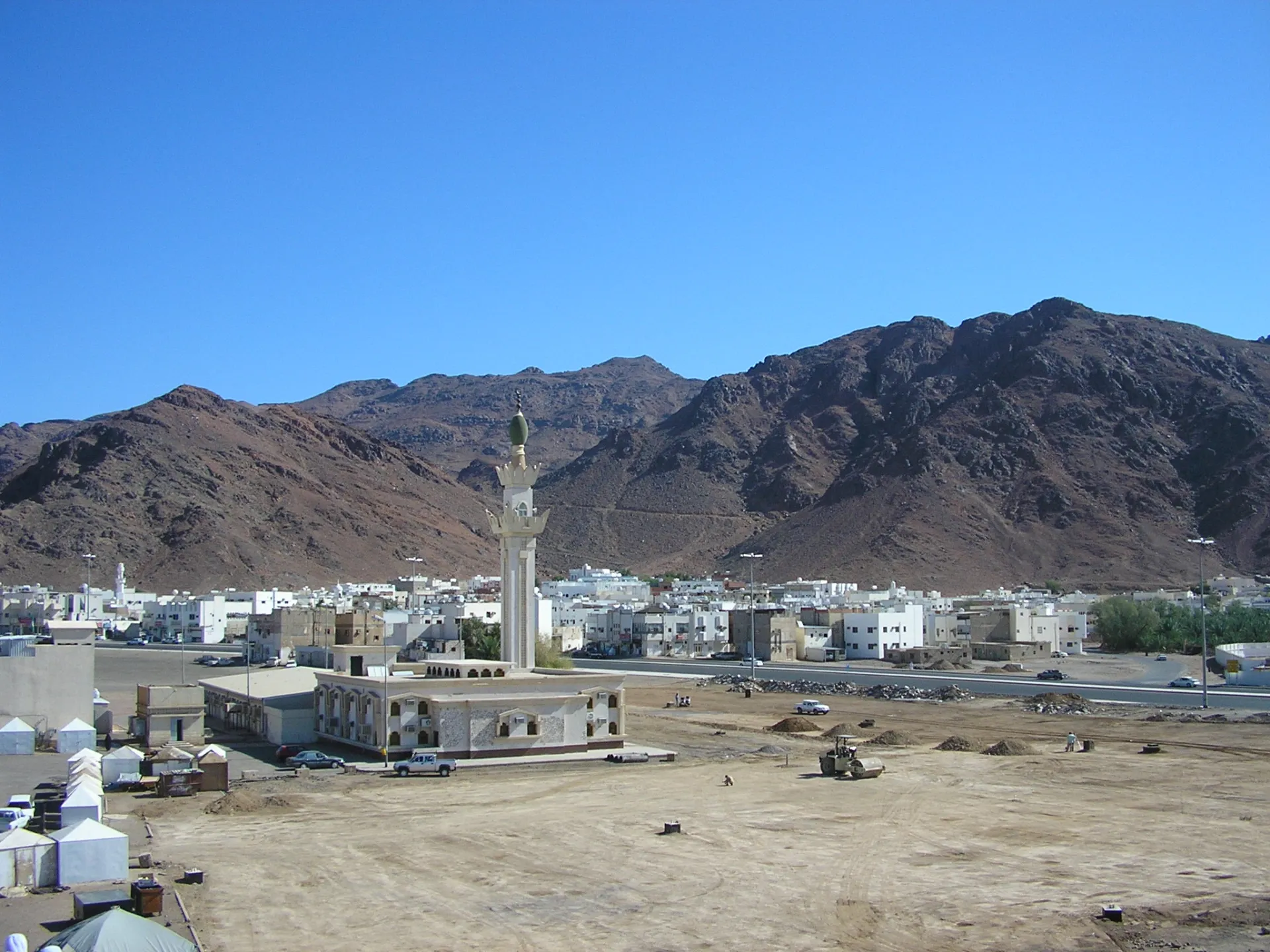 العلم يختبر جيولوجيا جبل أحد وصلابة منحدراته