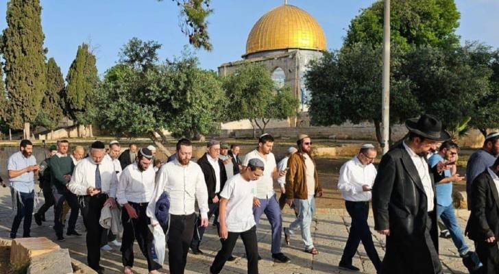 محافظة القدس: عشرات المستوطنين يقتحمون باحات الأقصى بحماية أمنية