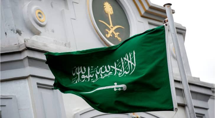 السفارة الأمريكية في الرياض تنصح رعاياها وتدعوهم لإعادة النظر في السفر للسعودية