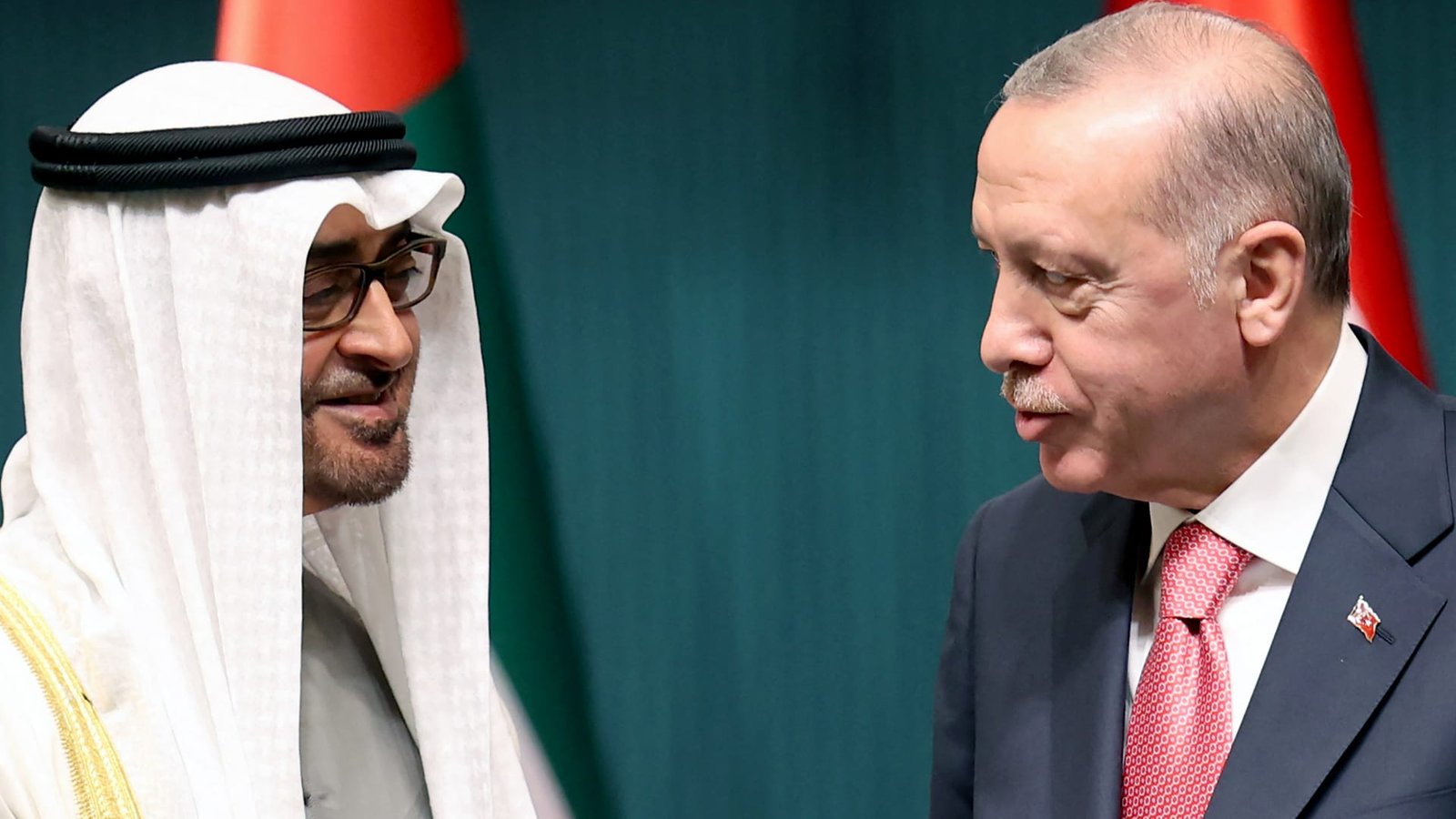 رئيس الإمارات يتلقّى اتصالًا من أردوغان.. وهذا ما بحثاه