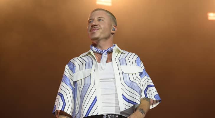 المغني الأمريكي مكلمور يتبرع بمليون دولار لإغاثة الفلسطينيين بعد استبعاده من جولة إد شيران