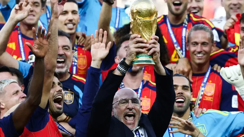 لويس دي لا فوينتي يواصل قيادة منتخب إسبانيا حتى 2030