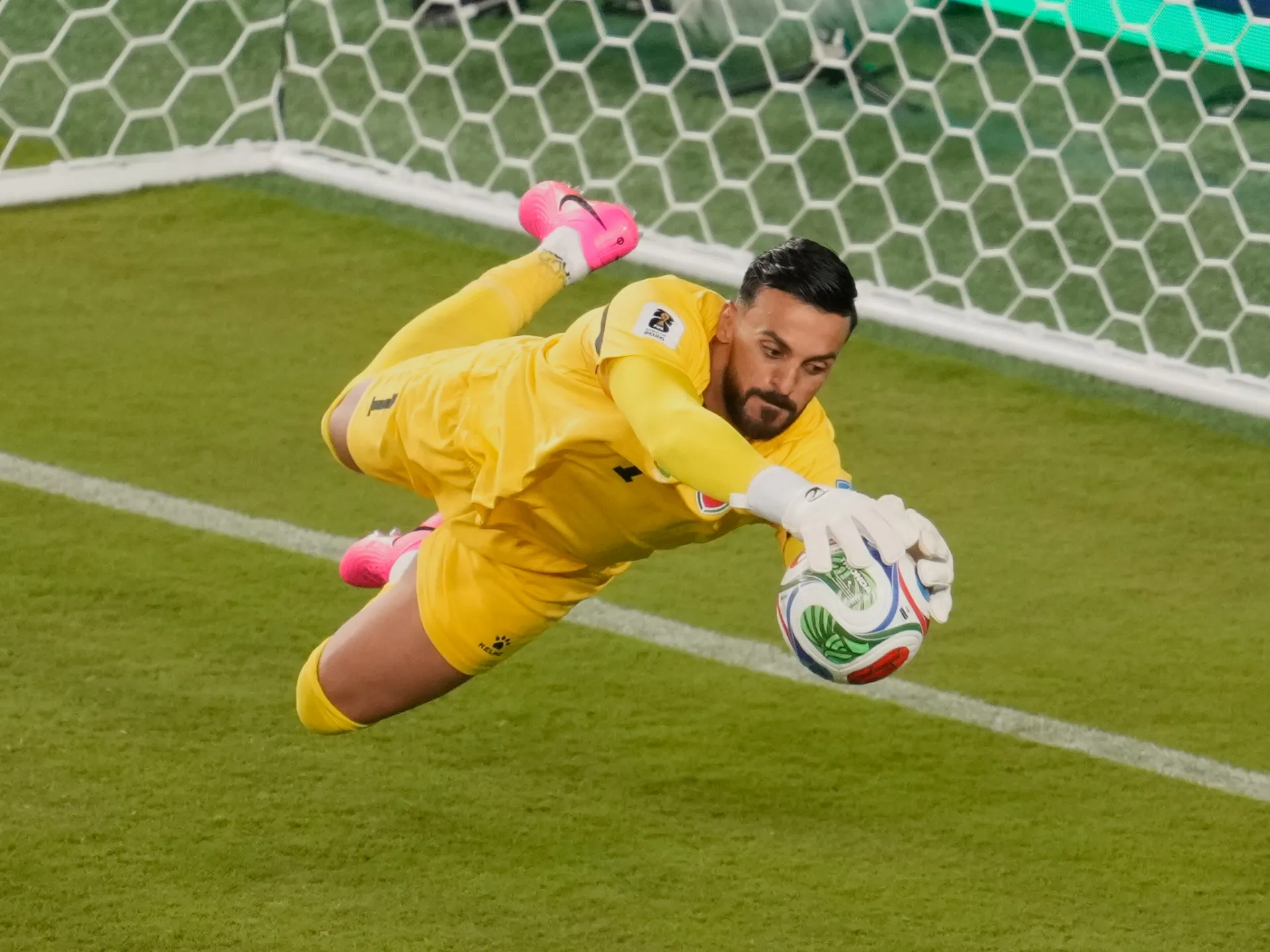 بالبكاء وحيدا.. اعتراف مؤلم من حارس منتخب الأردن بعد مونديال 2026