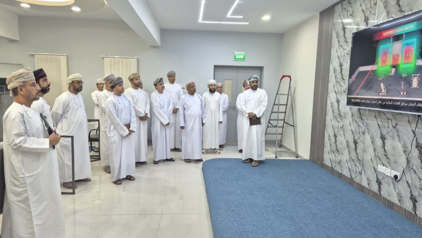 مدير "تعليمية جنوب الباطنة" يطلع على مشروعات الروبوتات الطلابية بالعوابي