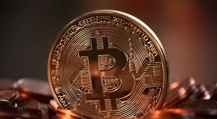 عملة البيتكوين تتماسك فوق 84 ألف دولار أمريكي عقب موجة تصحيحية قاسية