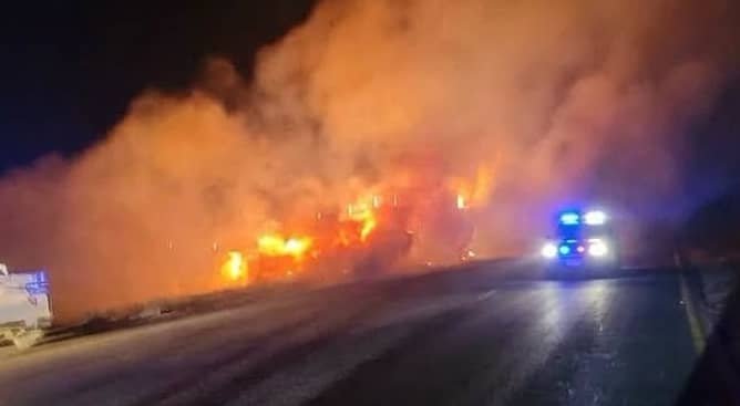 الدوريات الخارجية: تدهور صهريج مواد مشتعلة يؤدي إلى إغلاق كامل لطريق النقب القديم في العقبة.. فيديو