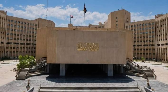وزارة النفط العراقية توضح تفاصيل إصابة خزان وقود بمياهها الإقليمية من مصدر مجهول