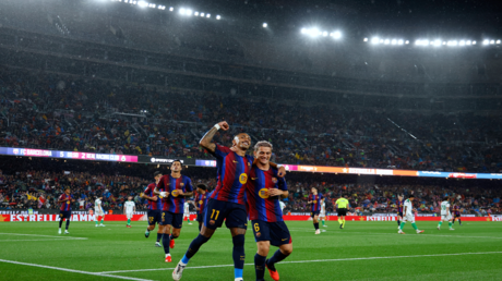 برشلونة يكتسح سانتاندير بسباعية ويتربع على قمة الدوري الإسباني
