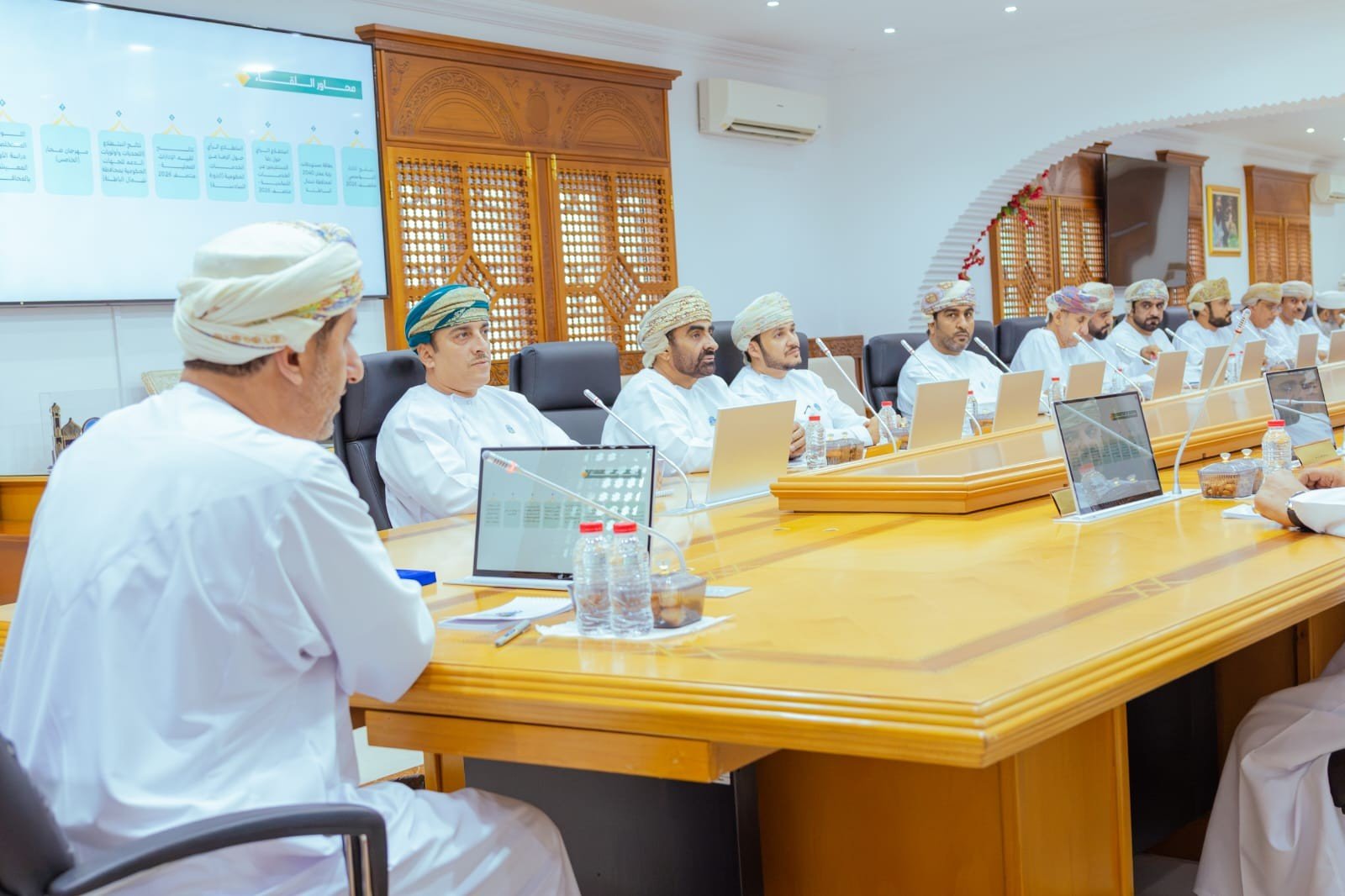 محافظ شمال الباطنة يناقش مع مسؤولي الجهات الحكومية الأحوال المعيشية ومستجدات المشاريع التنموية