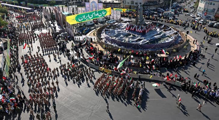 تظاهرات حاشدة وعرض عسكري في طهران تأكيدا للجاهزية وسط استمرار التصعيد مع واشنطن
