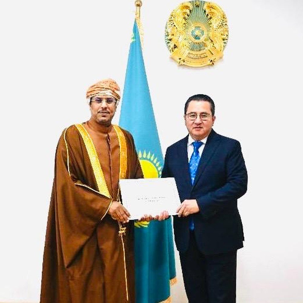 سفير عُمان لدى كازاخستان يقدم نسخة من أوراق اعتماده