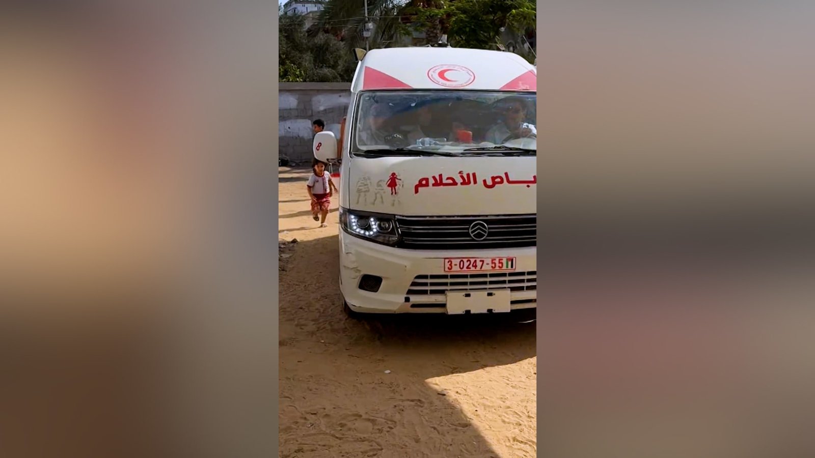 أطفال غزة لا يخشون سيارة الإسعاف هذه.. إنها "حافلة الأحلام"