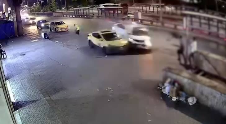 وفاة شخص وإصابة آخر في حادث تصادم ودهس بشارع الجامعة الأردنية - فيديو