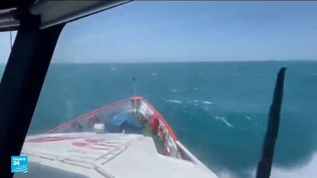إندونيسيا: 6 وفيات بعد انقلاب سفينة والبحث جار عن 129 مفقودا