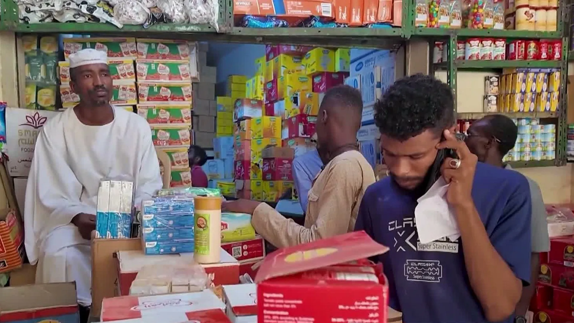 "بالبسيط والمافي".. كيف يواجه السودانيون اقتصاد الحرب وانهيار الجنيه؟