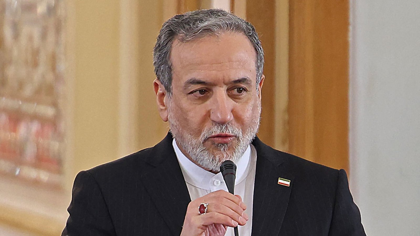 "كفّ عن ذرف دموع التماسيح".. وزير الخارجية الإيراني يرد على نظيره الفرنسي بذكرى مهسا أميني