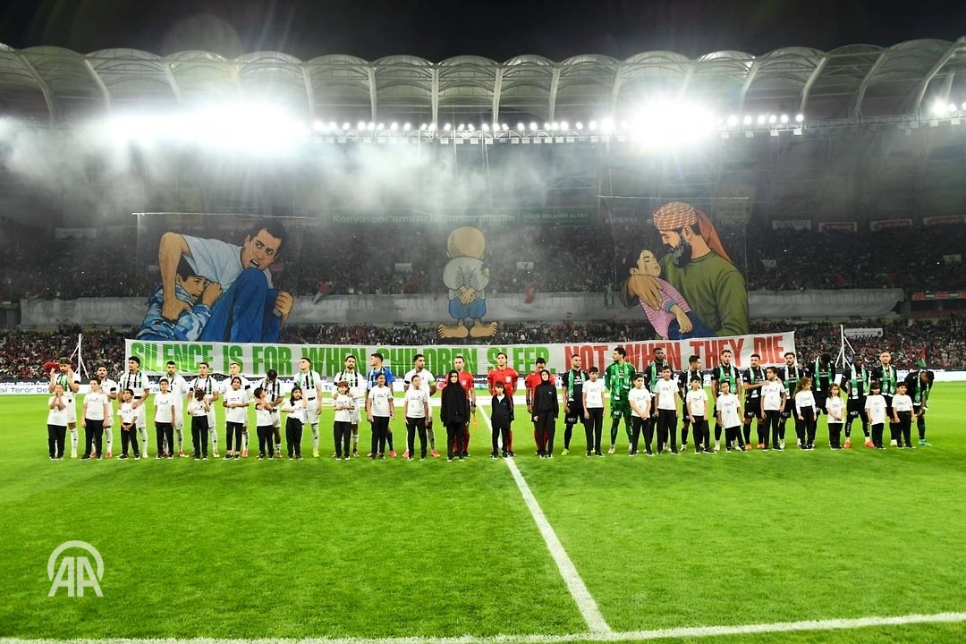 جماهير قونيا سبور التركي تستقبل المنتخب الفلسطيني بتيفو للشهداء وذكرى الدرة