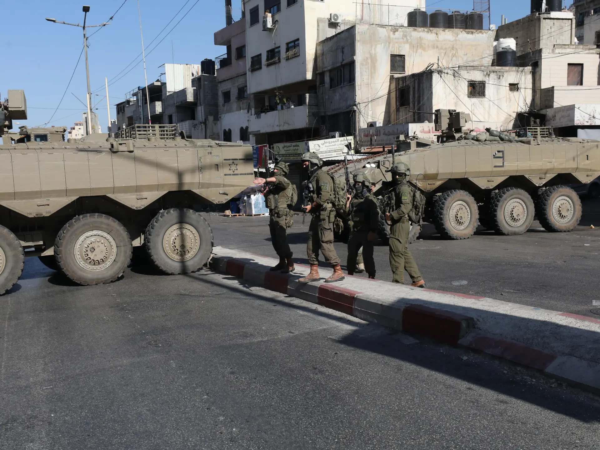 جرحى وعشرات المعتقلين وهدم مساكن وحصار مخيم العين بالضفة