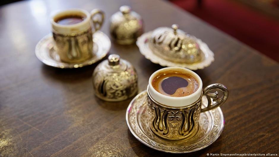ما الذي تفعله خمسة أكواب من القهوة يوميا بالدهون والهرمونات؟