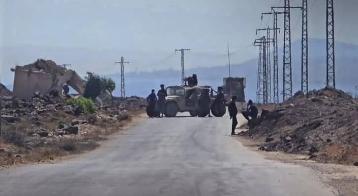 التلفزيون السوري: قوات إسرائيلية تنصب حاجز تفتيش على طريق عين النورية خان أرنبة بريف القنيطرة جنوبي سوريا