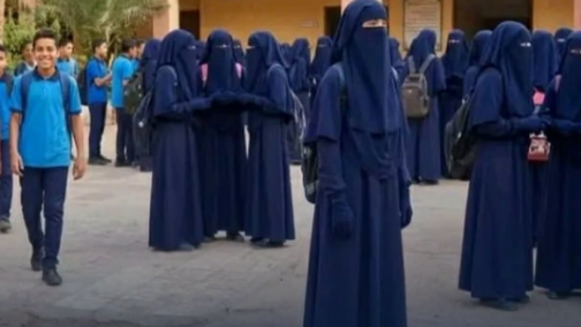 صورة أشعلت الجدل في مصر.. هل فرضت مدرسة بقنا النقاب على طالباتها؟